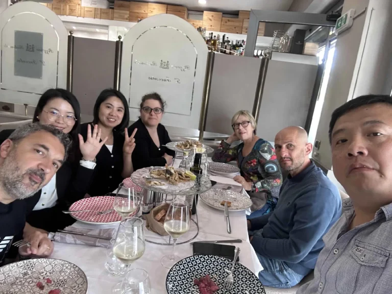 Ảnh chụp nhân viên bán hàng và khách hàng người Anh.