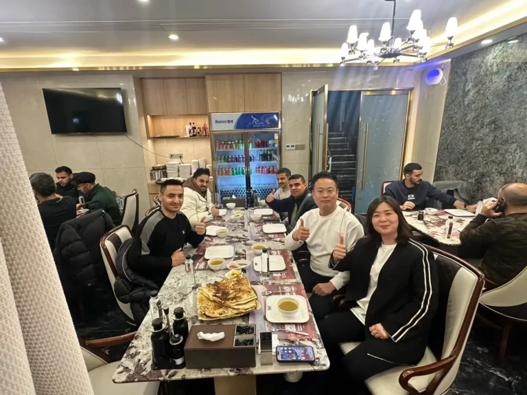 Ảnh chụp trong khi dùng bữa tại một nhà hàng cùng các khách hàng đến từ Trung Á.