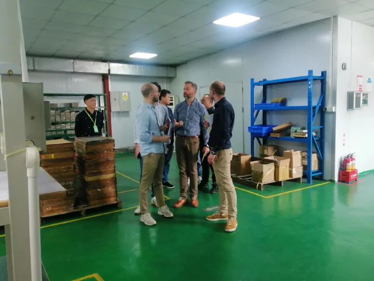 Khách hàng người Anh đang đến thăm nhà máy.