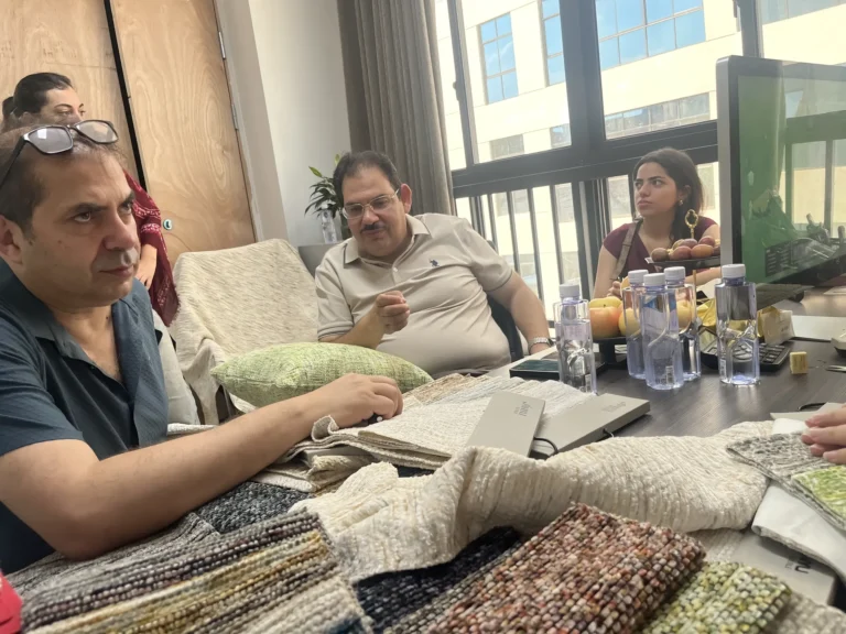 Chúng tôi hiện đang liên lạc với khách hàng tại UAE.